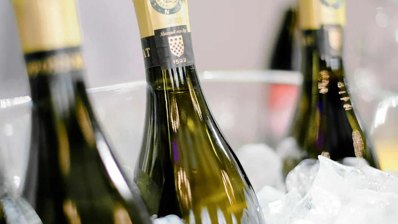 Champagneflasker på køl i is for at blive kølet ned