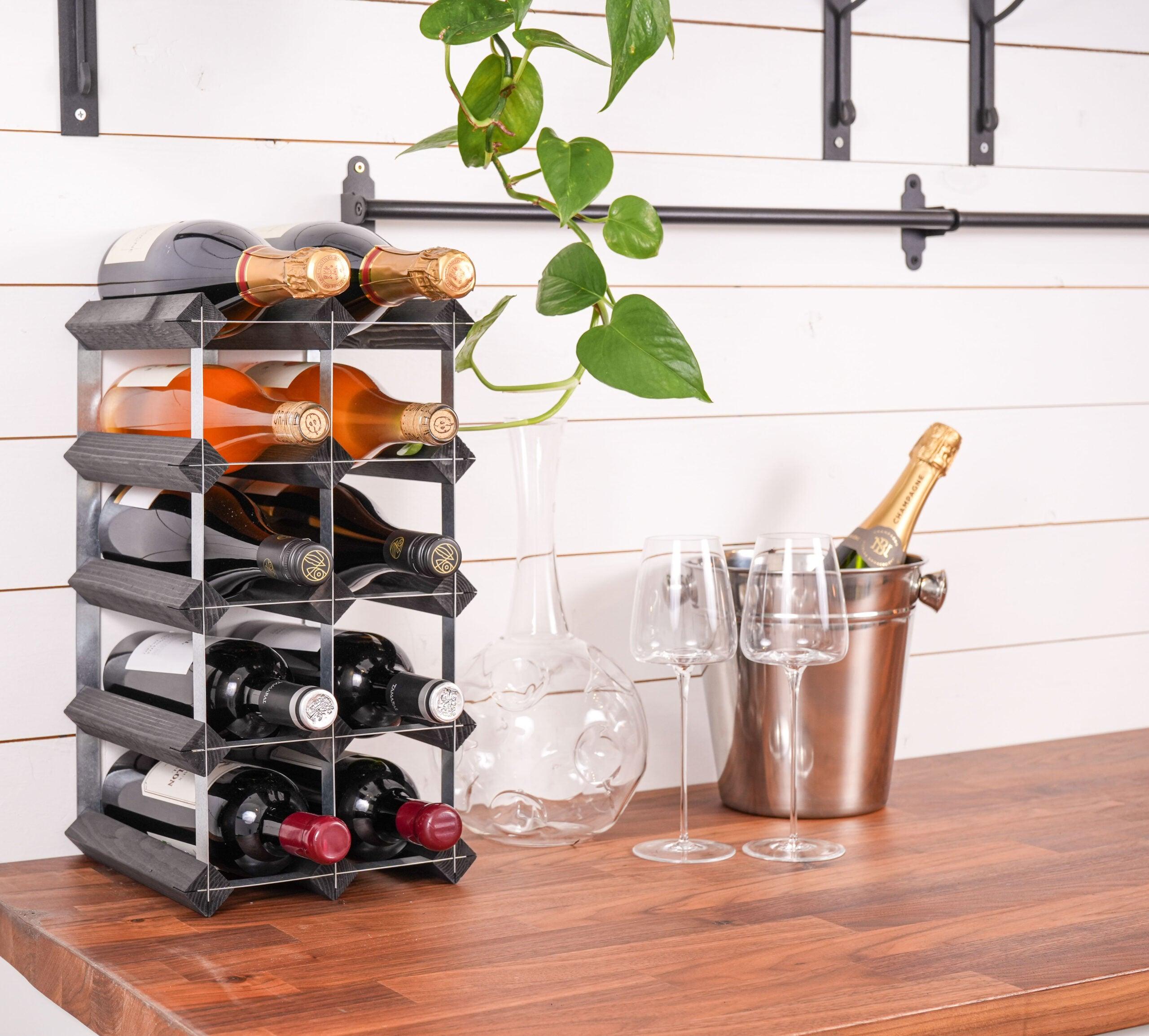 En fyldt 12 flaskers vinreol i sort ask som er færdigsamlet