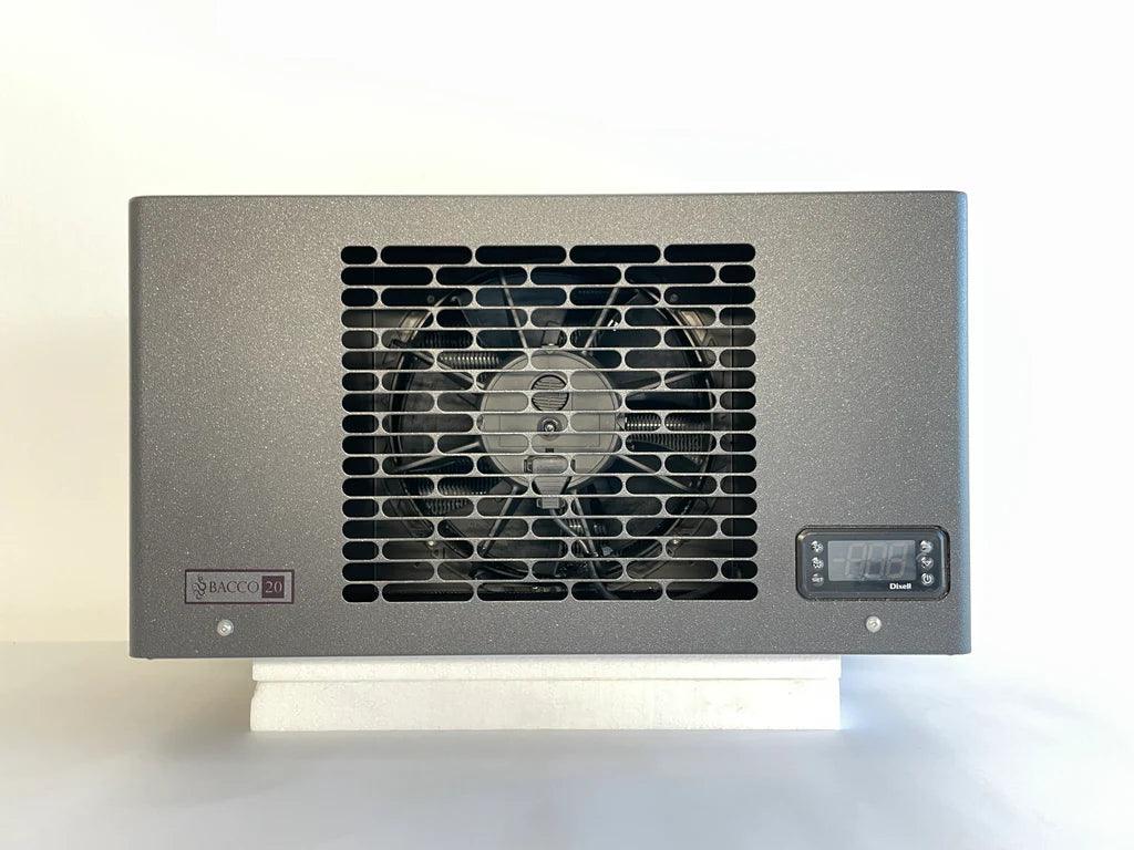 Bacco SP20 køler til vinrum, set forfra. Enheden har en grå metalfinish med en ventilator og en digital temperaturdisplay på forsiden.