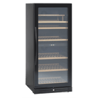 Et vinkøleskab fra Scandomestic i modellen SV104. Døren er lukket. Den har plads til 90 flasker og har 2 zoner