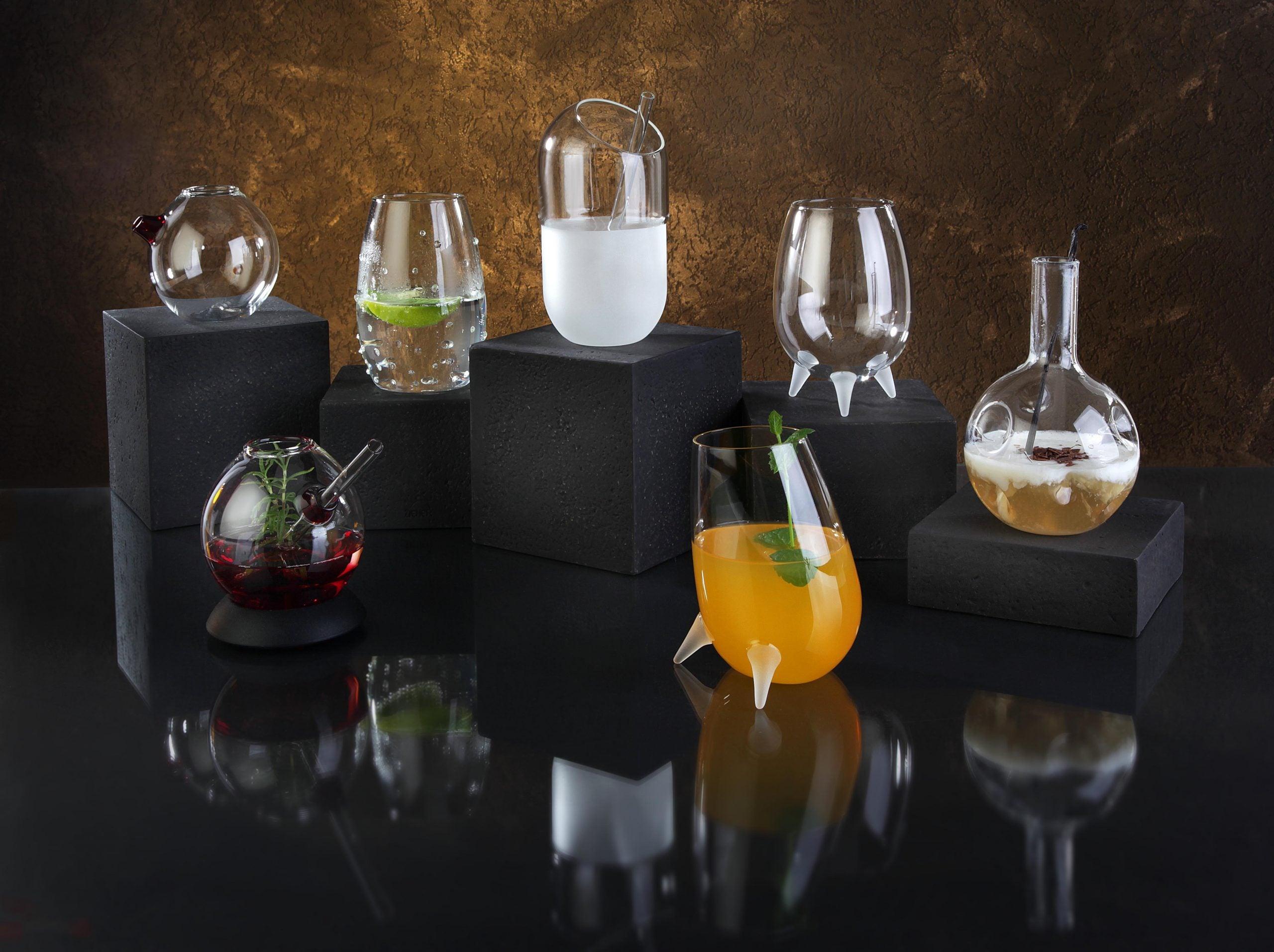 The Viking II og the pill Zieher Drinksglas på et sort bord og er fyldt op med en orange drink