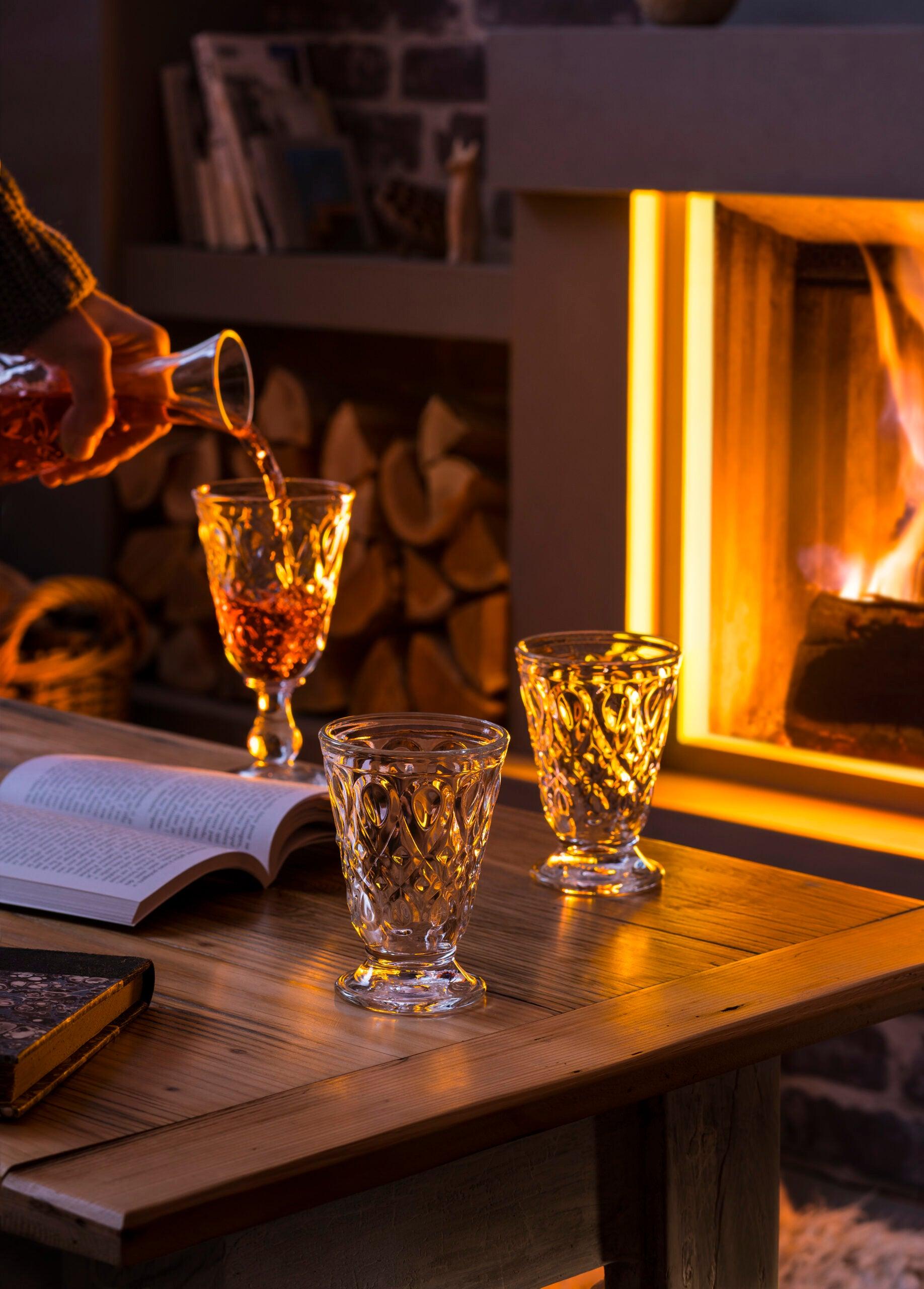 Hele Lyonnais serien stående ved siden af en brændeovn - lille, stort og mellem lyonnais glas.