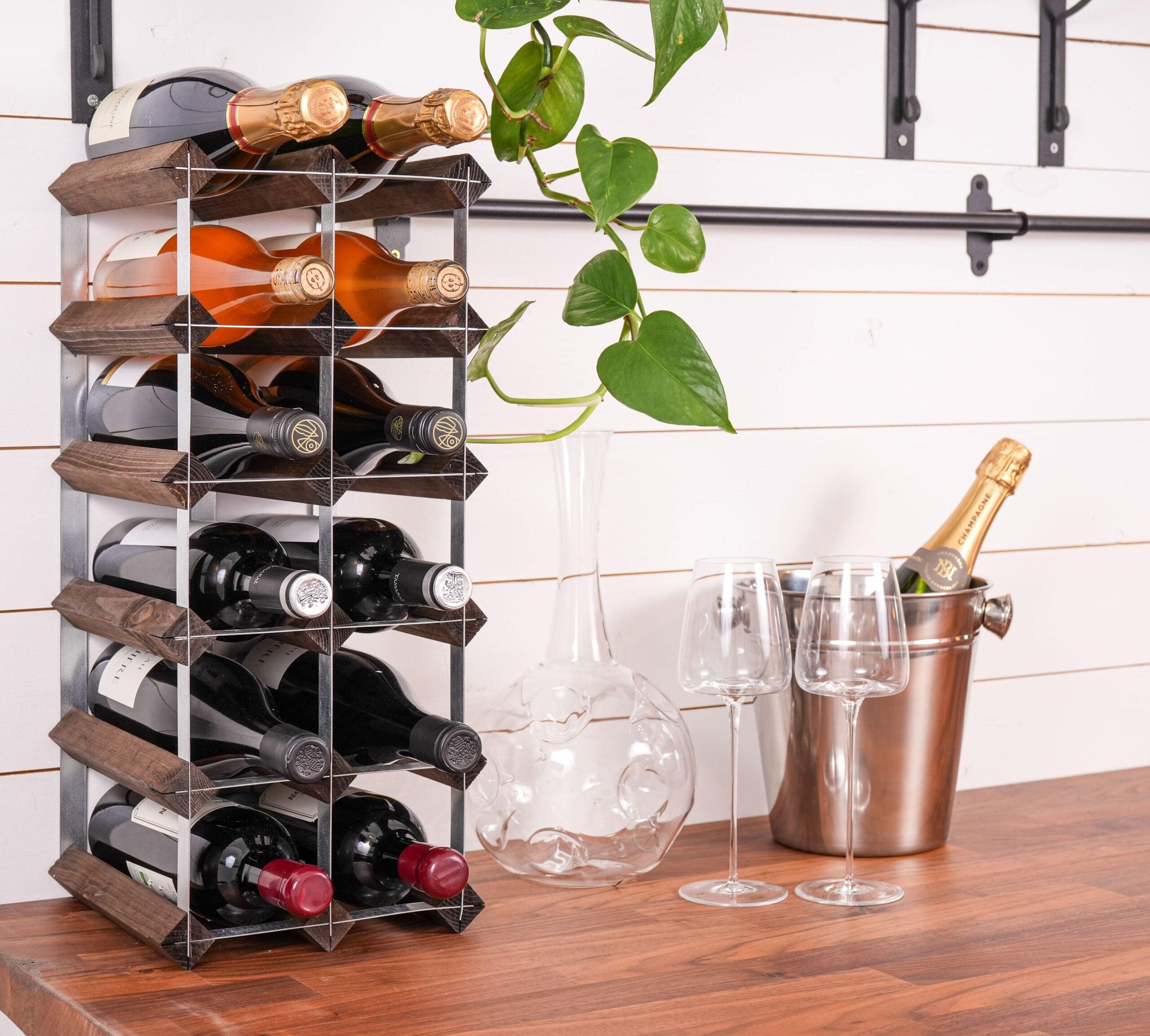 En vinreol i mørk eg med plads til 15 flasker som står på langs ovenpå et køkkenbord og som selv skal samles fyld med vinflasker