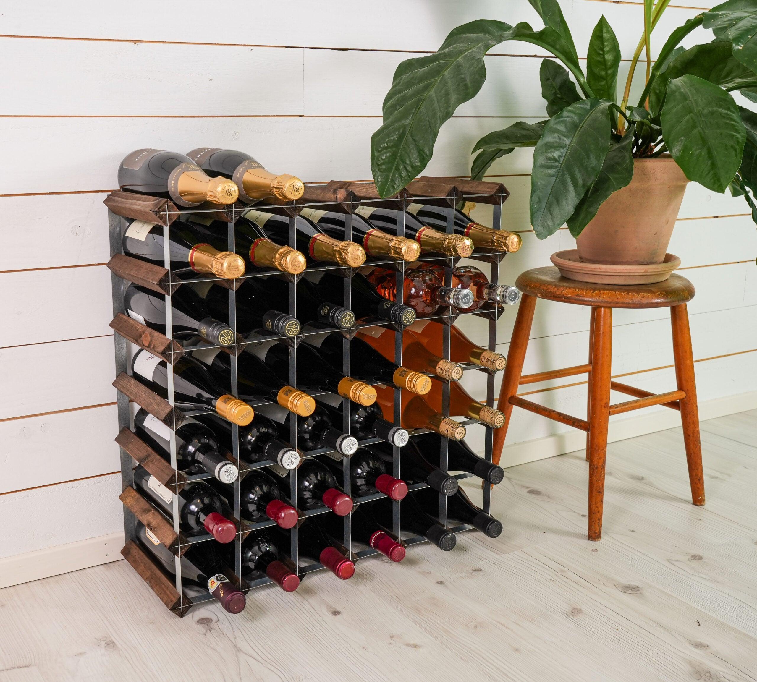 Mørk Saml selv vinreol i mørk egetræ, fyldt op med 42 flasker