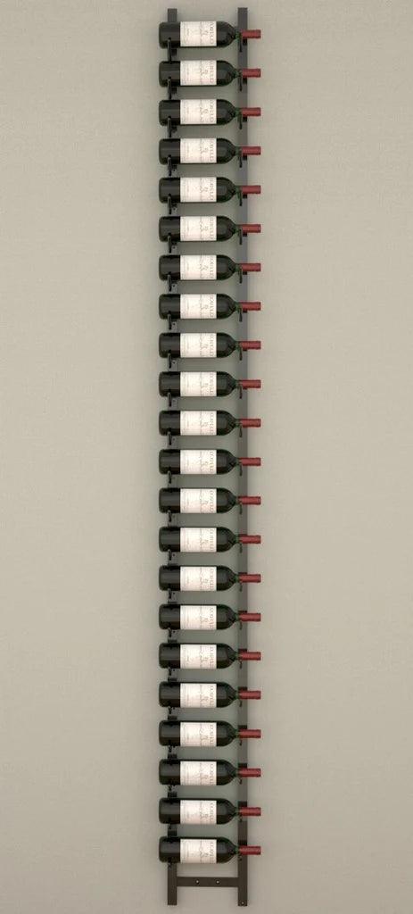 Gulv-til-loft NEU/STACK vinreol i sort metal, fyldt med vinflasker, monteret på en væg med beige farve.