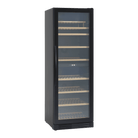 Scandomesic vinkøleskab i modellen SV124B med en lukket glasdør. Har 2 kølezoner og plads til 126 flasker