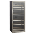 Et lukket vinkøleskab fra Scandomestic i modellen SV104X med en dørramme i rustfrit stål og det buede stålhåndtag