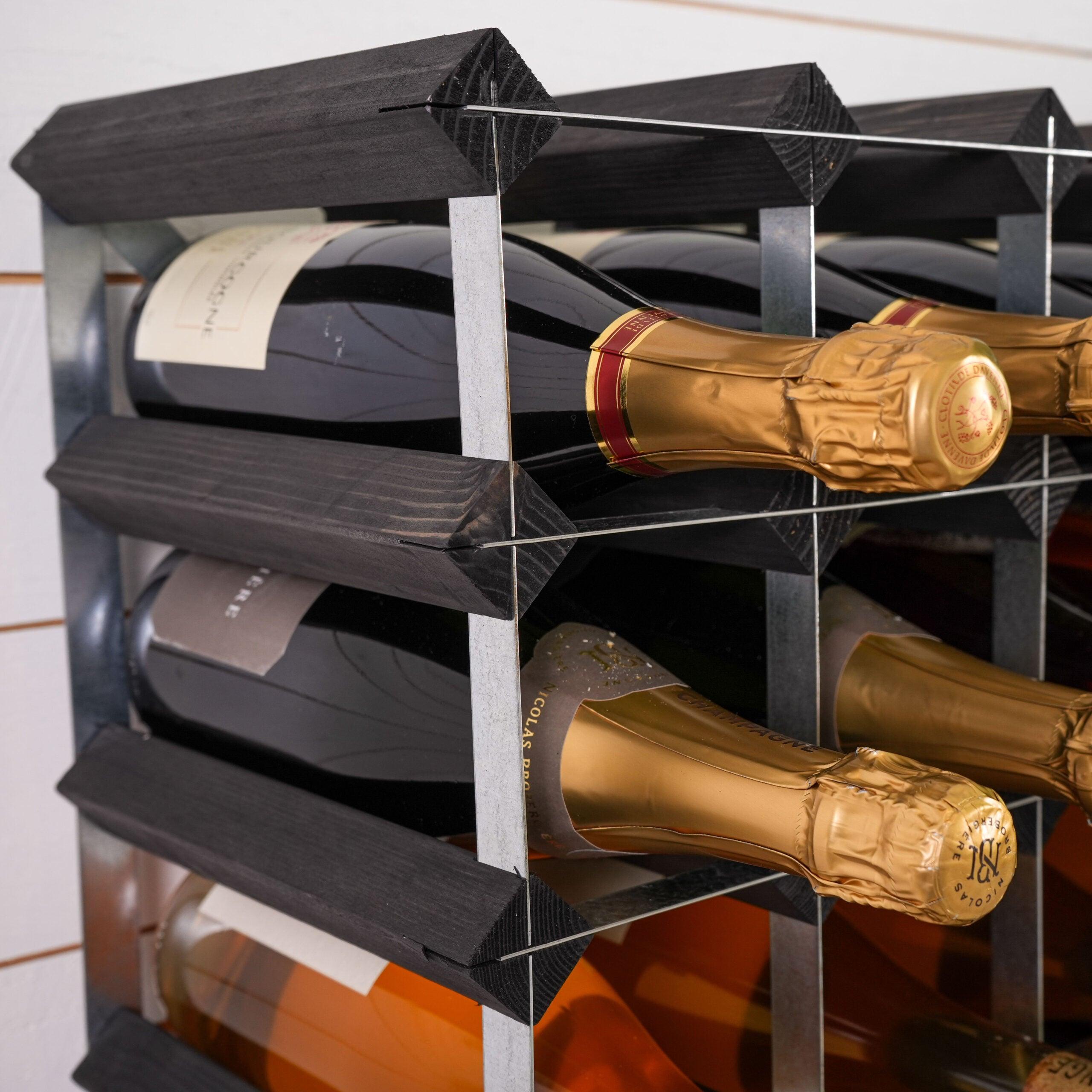 Zoomet ind på den sorte ask, som er færdigsamlet og har plads til 12 flasker i vinreolen