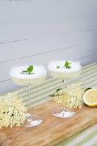 To Zieher cocktailglas Vision Nostalgic med hyldeblomstcocktail fyldt op.