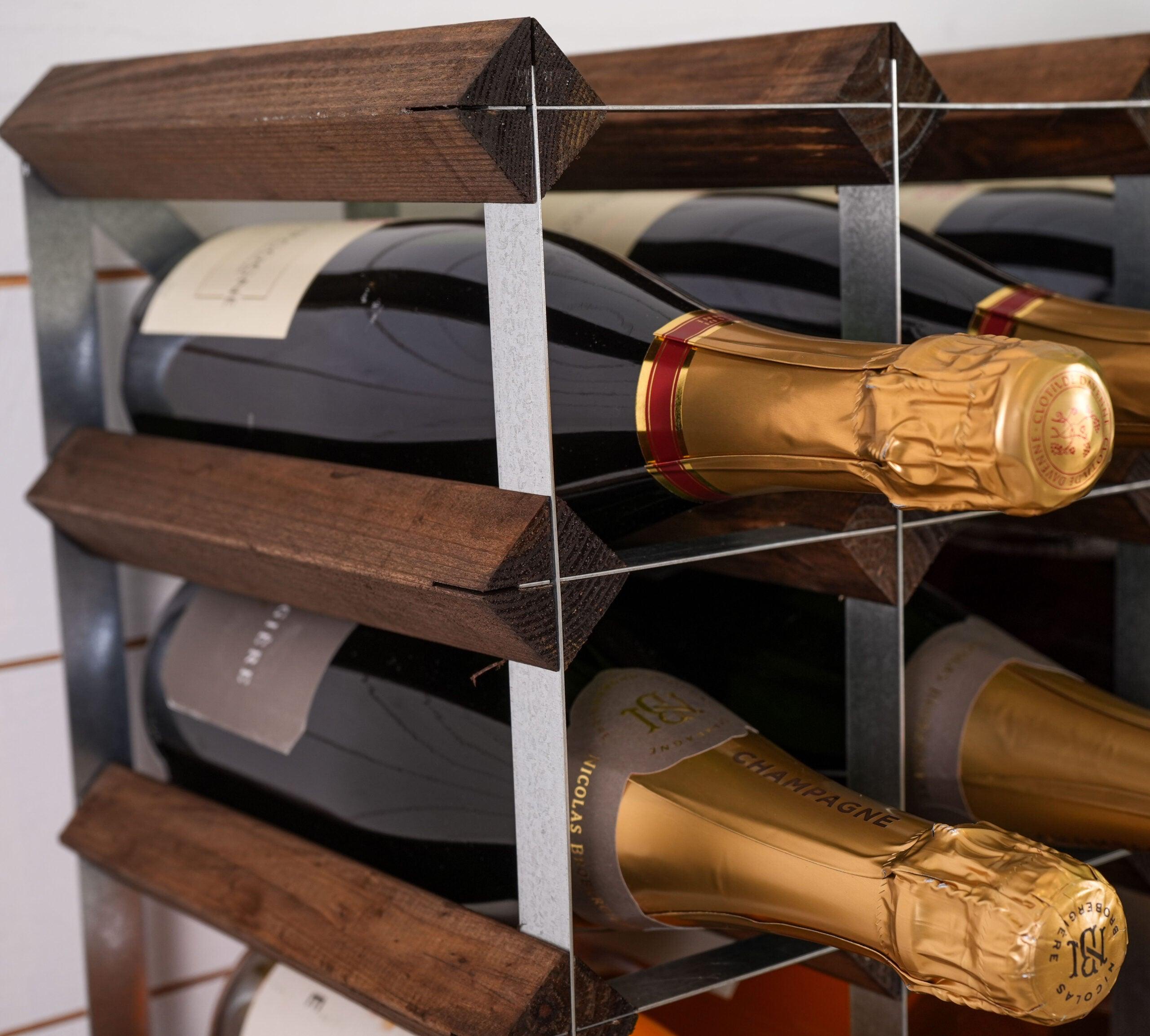 Vinreol i træ zoomet helt ind på den mørke eg - færdigsamlet og fyldt med 16 flasker