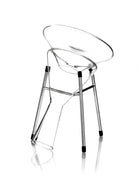 Zieher vinkaraffel fra Doppio-serien placeret i vores karaffel holder, som fremhæver karaflens unikke dobbeltsidede design. Holderen har fire ben med sorte gummifødder, der sikrer stabilitet og sikker placering af karaflen. Billedet har en hvid baggrund, som tydeligt viser både karaflen og holderens elegante og moderne design.