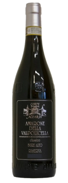 Dette billede viser en flaske Amarone della Valpolicella Classico Riserva fra Corte Aleardi, en italiensk rødvin kendt for sin fyldige og komplekse smag.