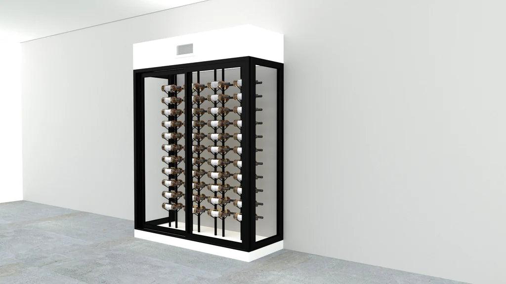 Vinopbevaringsenhed med glasdøre og sorte metalrammer, placeret mod en lys væg. Enheden har vægmonterede vinholdere, som viser vinflasker arrangeret i en dekorativ og organiseret måde.