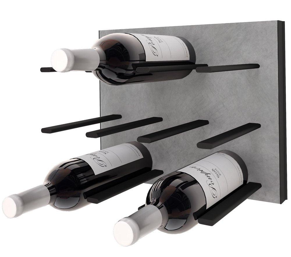 STACT Pro C-type vinreol beton og sort med kork ud design, der holder vinflasker vandret for optimal opbevaring og nem adgang. Ideel til en moderne og stilfuld vinopbevaring i hjemmet.