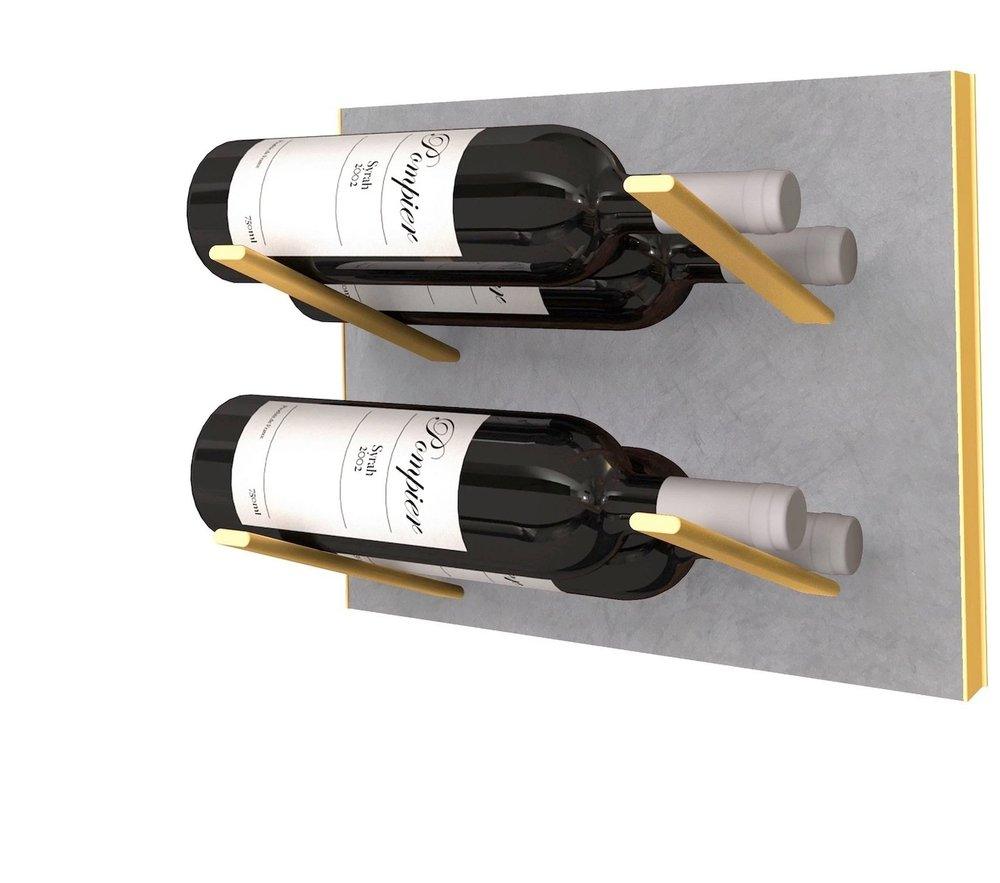 STACT Pro L-type vinreol i beton og guld med label ud design, der fremviser flaskernes etiketter tydeligt. Perfekt til præsentation og sikker opbevaring af dine vinflasker.