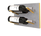 STACT Pro L-type vinreol i beton og guld med label ud design, der fremviser flaskernes etiketter tydeligt. Perfekt til præsentation og sikker opbevaring af dine vinflasker.