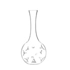 En elegant og unik vinkaraffel af borosilikatglas med en slank hals og en kugleformet krop, dekoreret med flere fremtrædende fordybninger, designet til at forbedre iltningsprocessen af vinen. Karaflen står på en sort base, der giver stabilitet og fremhæver dens eksklusive design.
