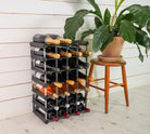 Traditionel vinreol i sort ask med plads til 30 flasker, som man selv skal samle.